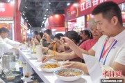 命盘排盘“嗦粉”经济火热 中国多地“食力”出圈